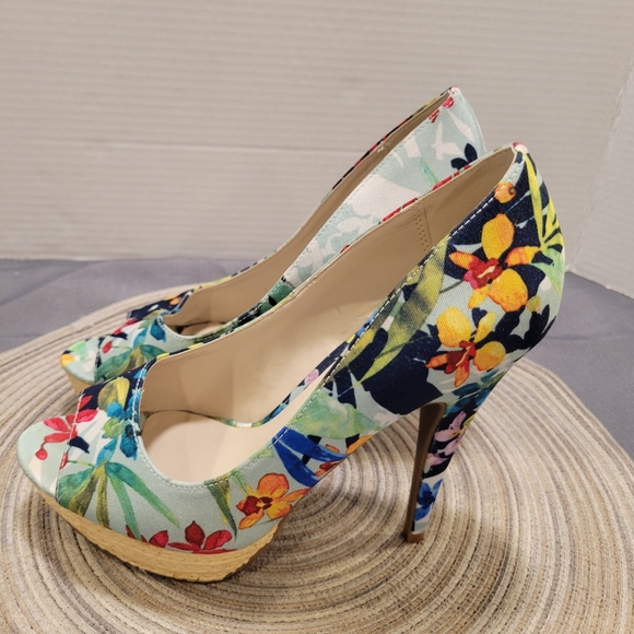 🪻EUC- APT. 9 FLORAL STILLETOS - Picture 3 of 4